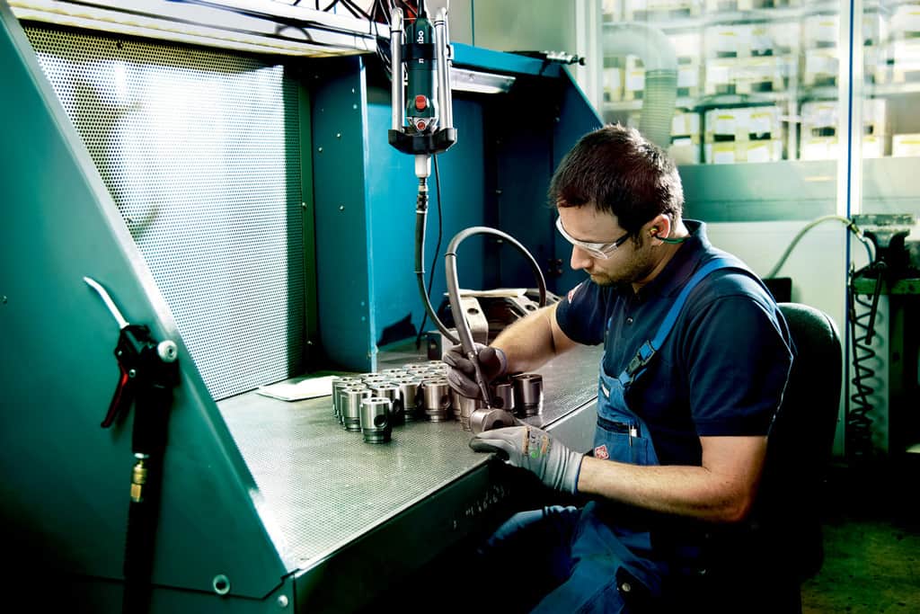 600616000 Metabo Rak vinkelmaskin GE710 plus miljöbild arbete upphängd motor