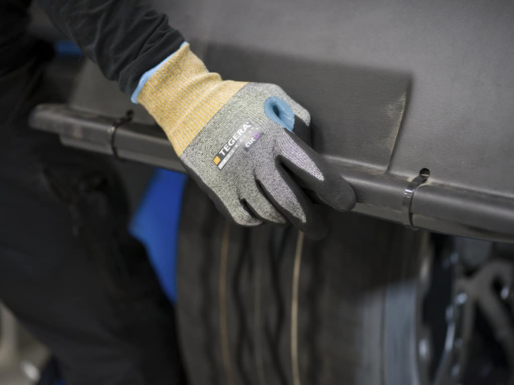 Tegera Infinity 8807 skärskyddhandske D plåtarbete