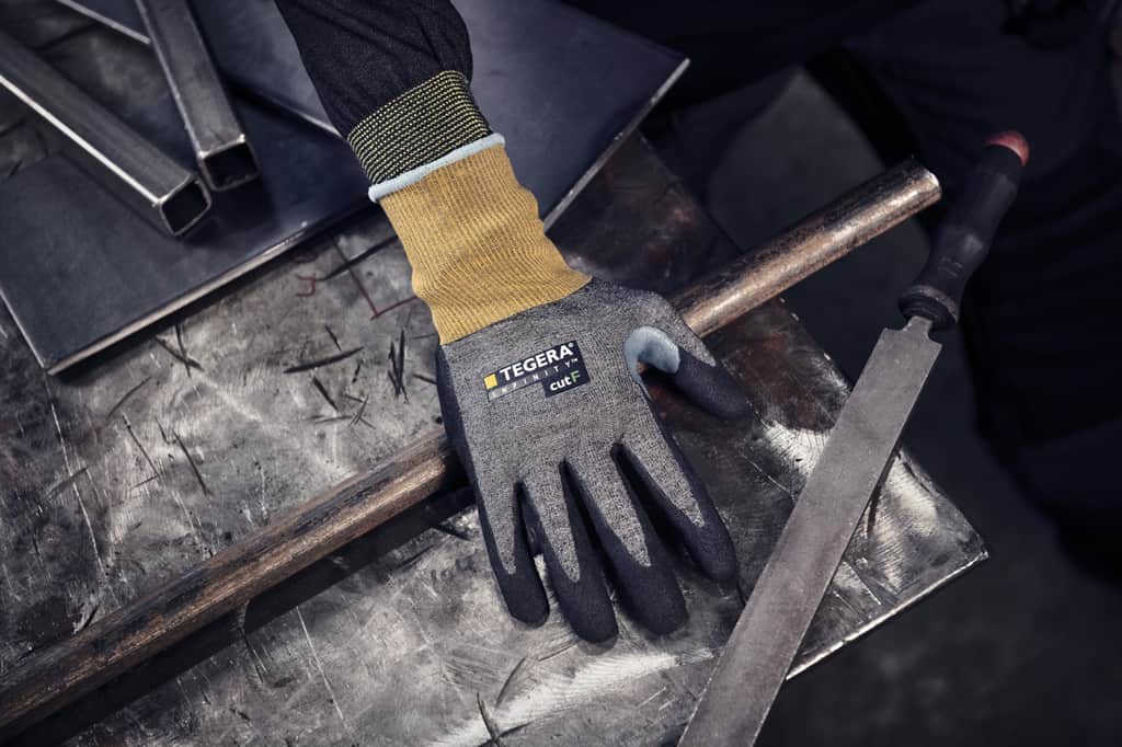 Tegera Infinity 8815 skärskyddhandske F i arbete