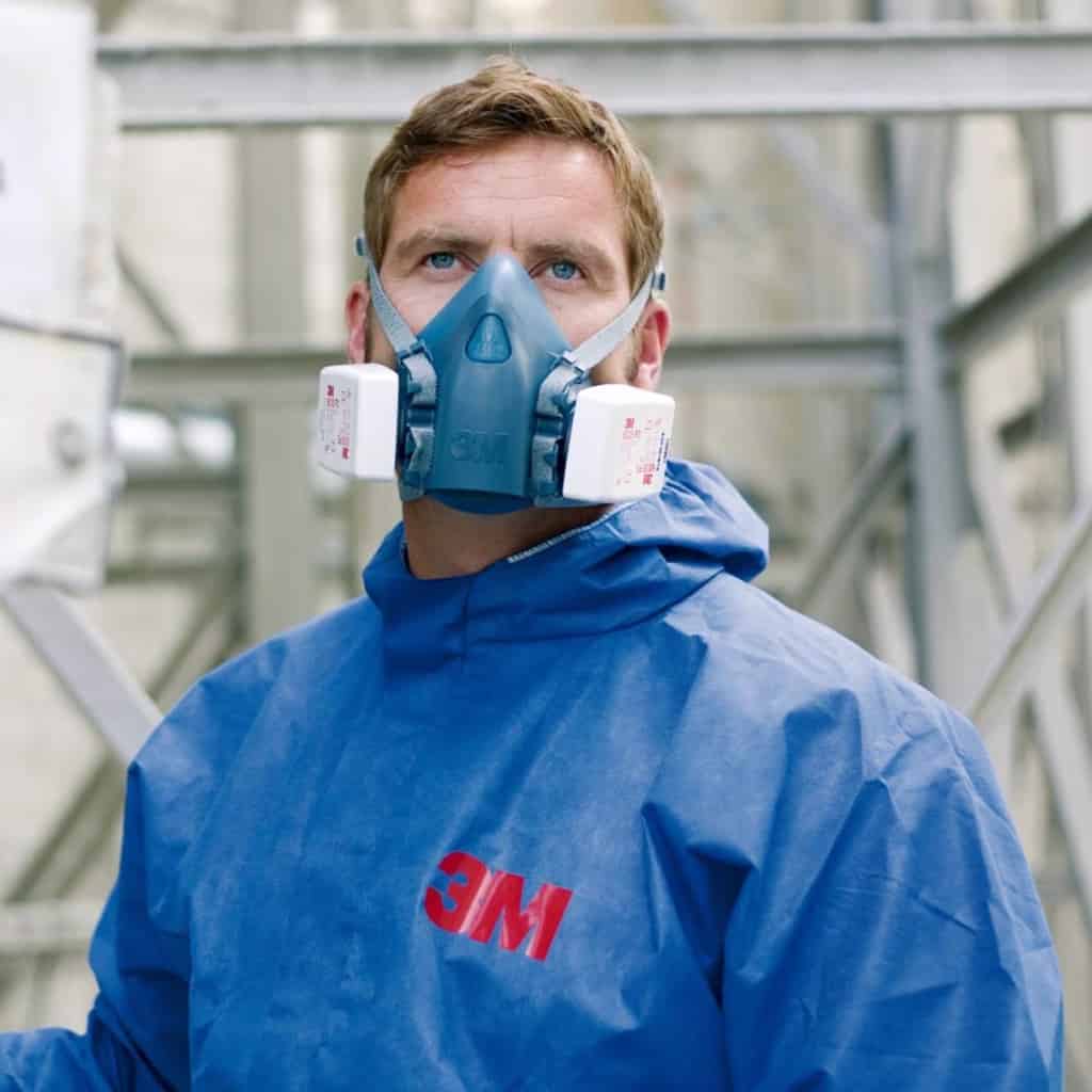 7502F 3M halvmaskstomme för utbytbara filter med bajonettfattning miljöbild med gubbe