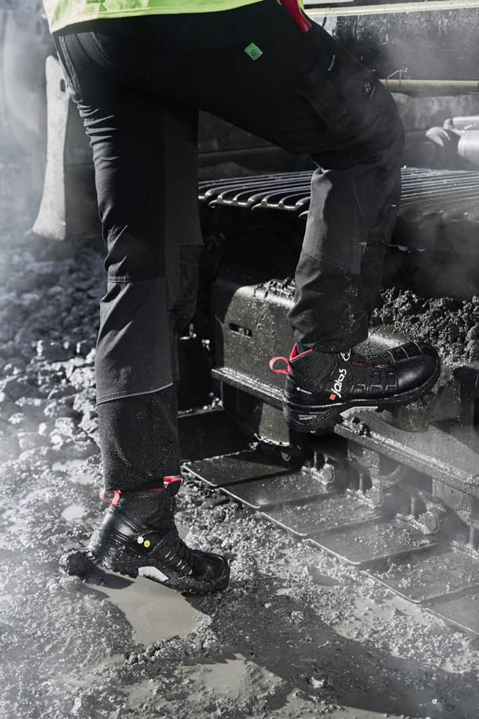 879988 Jalas Exalter 9988 GTX vattentät Gore-Tex skyddssko med spittrampskydd och tåhätta miljöbild i slask