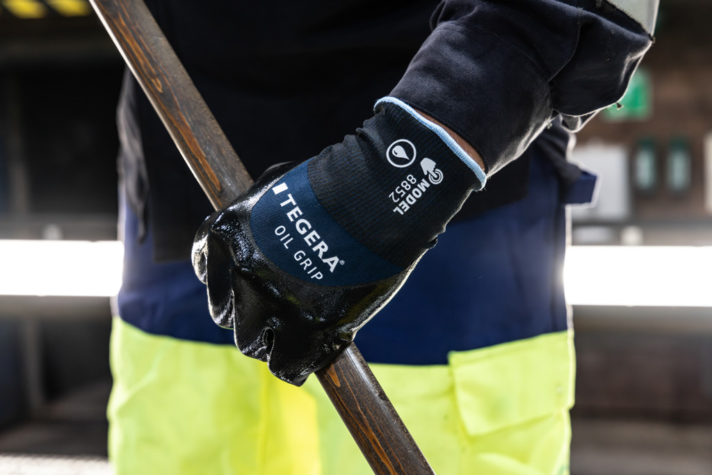 878852 Tegera Värmeskyddande oljehandske 8852 arbetar